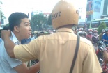 Hàng trăm người dân phản ứng CSGT bẻ tay học sinh